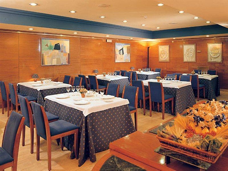 ホテル Nh バルセロナ アシャンプラ レストラン 写真